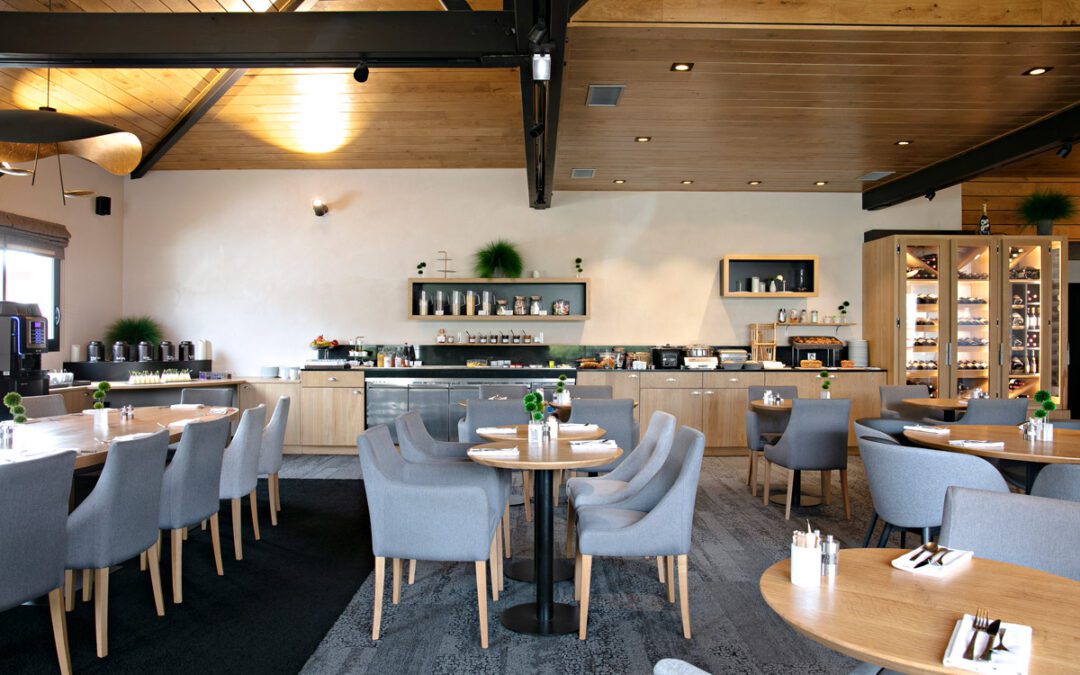 Agencement de l’espace petit déjeuner et du bar au Domaine de Cicé Blossac à Bruz (35)