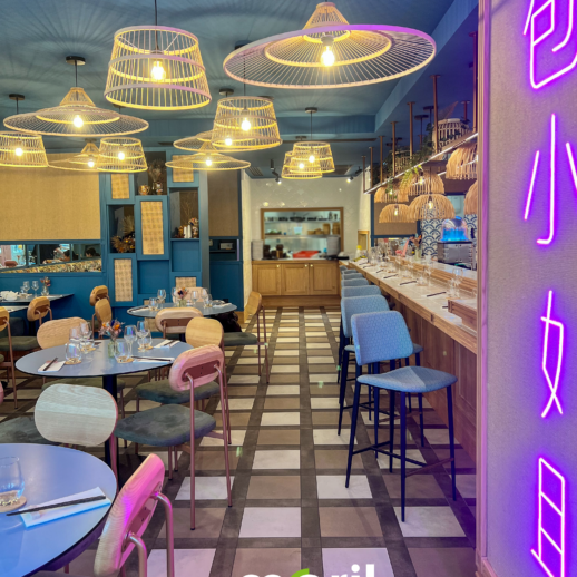 agencement interieur restaurant avec des tables et des chaises